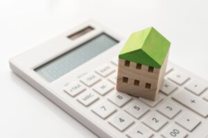 連帯保証人の所有不動産を差押えて、滞納家賃等の全額を回収した事例